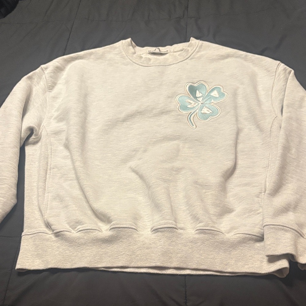 Mardi Mercredi Light Gray Crewneck Sweatshirt with Mint Clover Patch